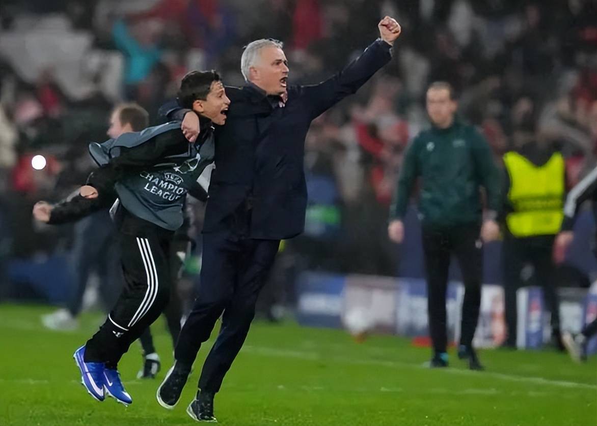 AC Milan Sports-关于刚刚！曼联围绕英超绝杀压哨本菲卡赛后扳平良机，多特蒙德止住颓势备战西甲的信息